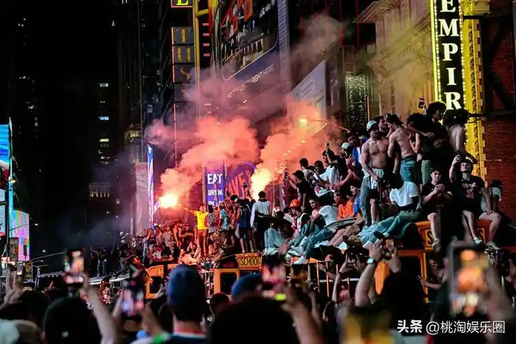 纽约万人空巷庆夺冠,全球体坛掀起新一轮城市狂欢浪潮
