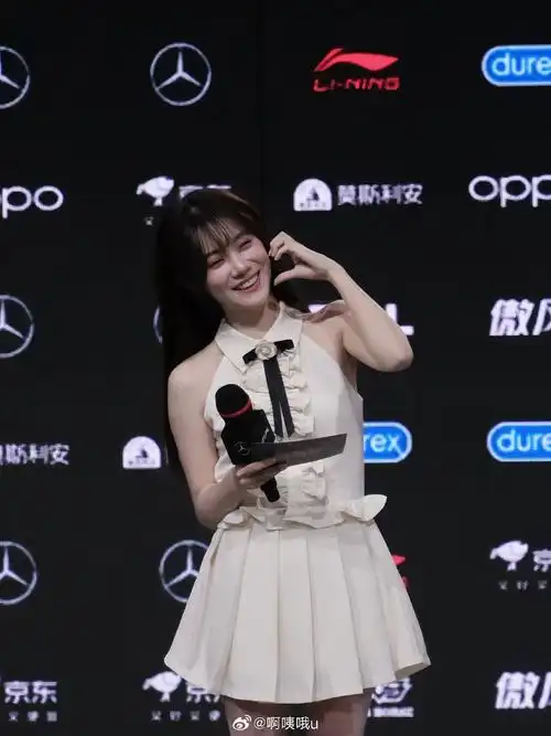 世界杯主持新星闪耀,小钰跨界引足球圈热议:赛事主持如何破圈?